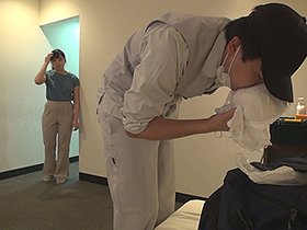 「おばさんの下着なんか盗んで一体ナニするの…？」3 夫に相手にされなくなった人妻はパンツを盗られて発情する！ 10人全員撮り下ろし　サンプル画像02